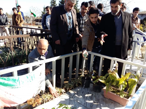 غبار روبی وعطر افشانی گلزار شهدای مزگاه 7