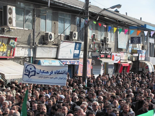 شرکت در راهپیمایی 22 بهمن 3