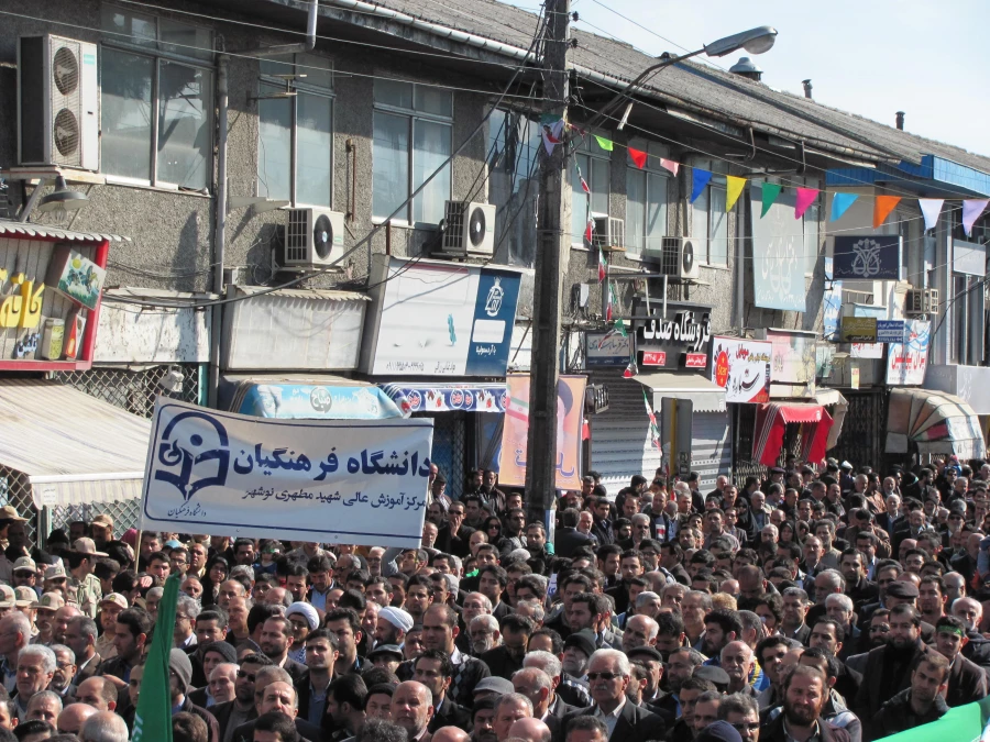 شرکت در راهپیمایی 22 بهمن 3