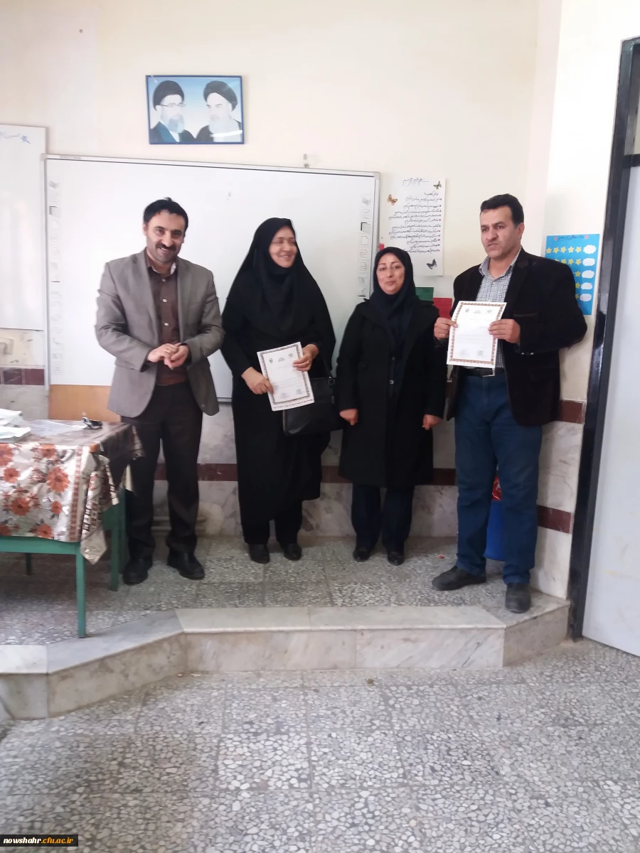 تجلیل از استاد نمونه و کارشناس آموزش مرکز 2