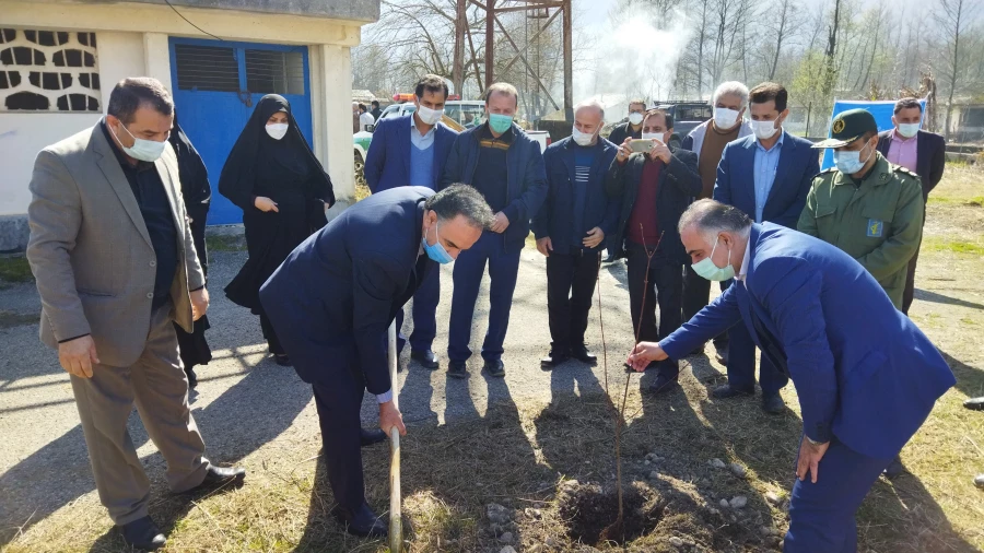 به مناسبت گرامیداشت هفته منابع طبیعی و روز درختکاری و یادبود   17 هزار بانوی شهیده  در مرکز اموزش عالی 520 درخت افرا،ون،بلوط،چنار غرس شد. 6