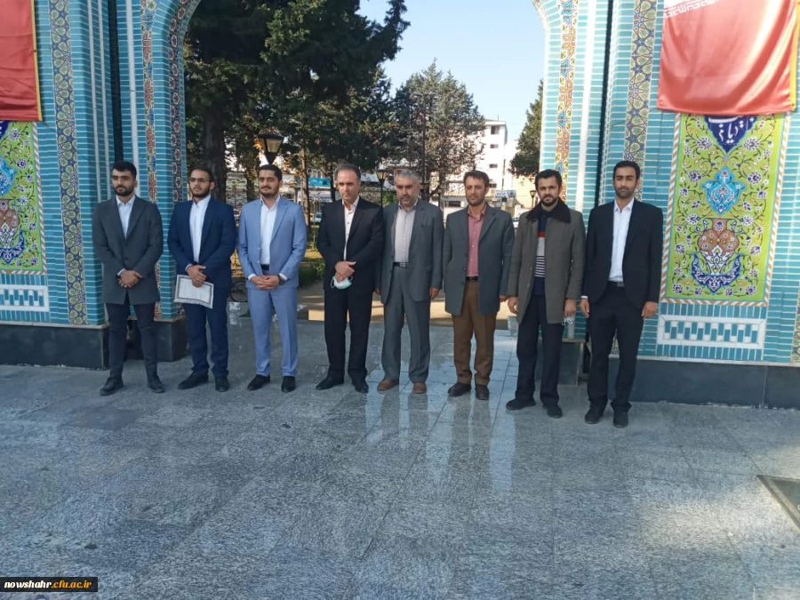 به مناسبت گرامیداشت روز دانشجو مرکز آموزش عالی شهید مطهری نوشهر  با همکاری سایر دانشگاه های نوشهر  به عطر افشانی گلزار شهدا حاضر شدند. 3